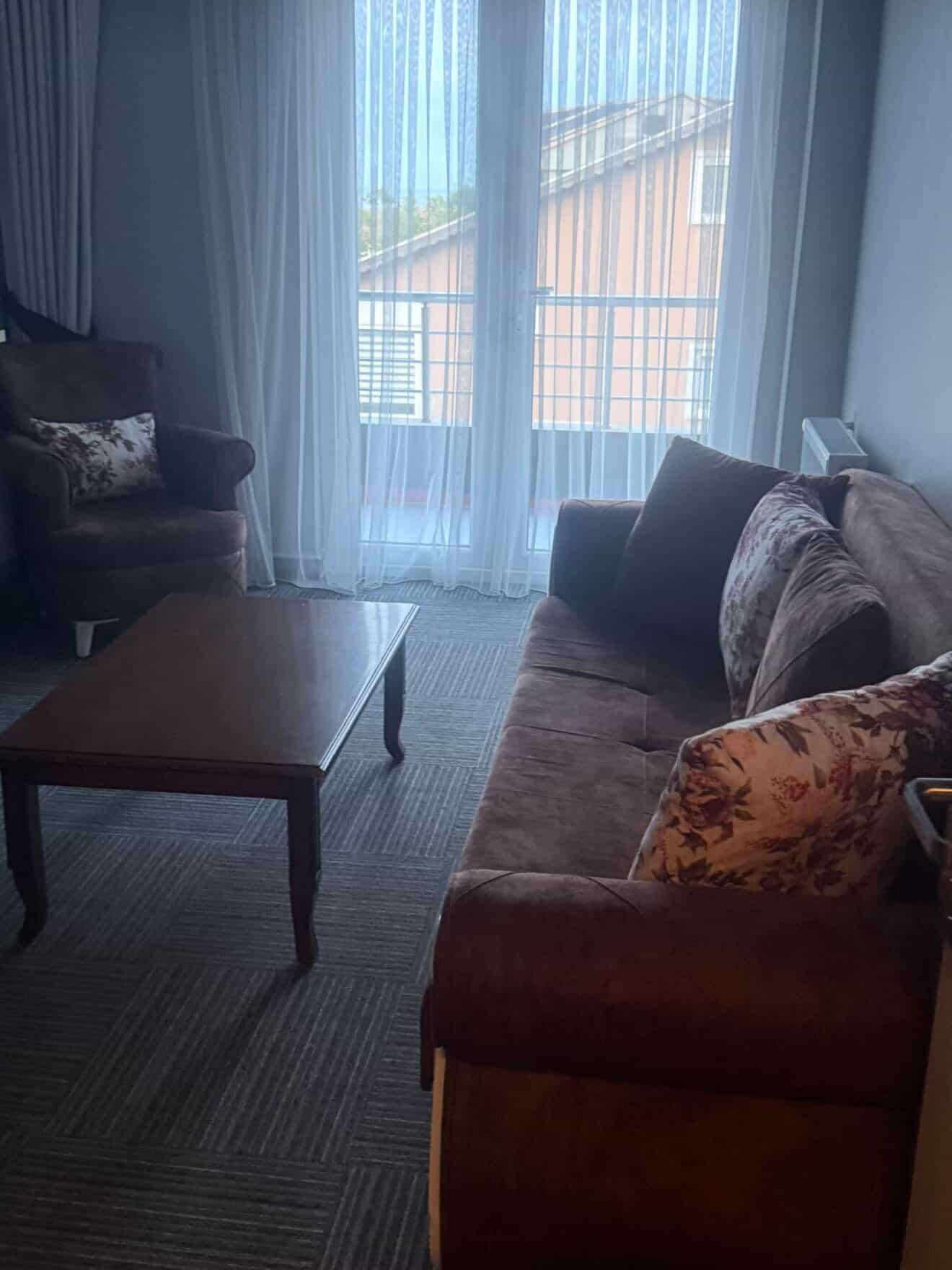 Emin Otel suit oturma odası - balkonlu ve konforlu