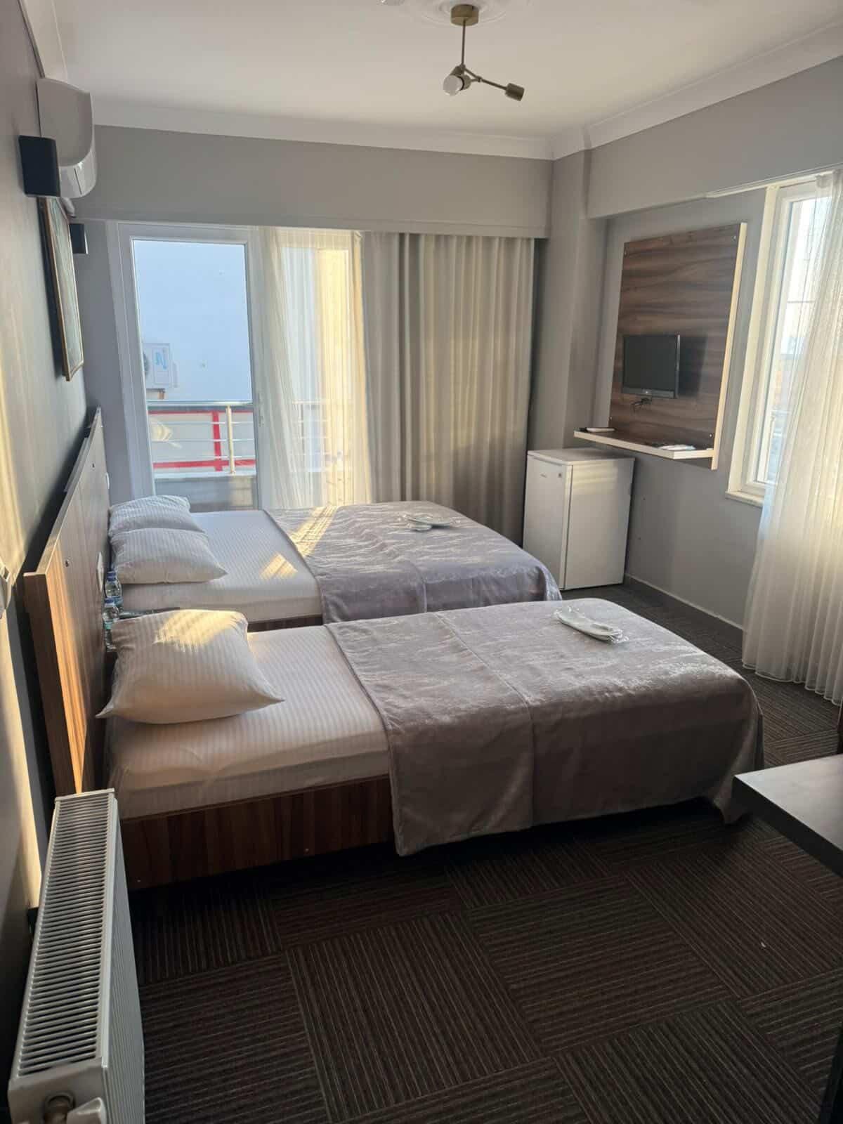 Emin Otel iki kişilik oda - balkon ve TV ünitesi
