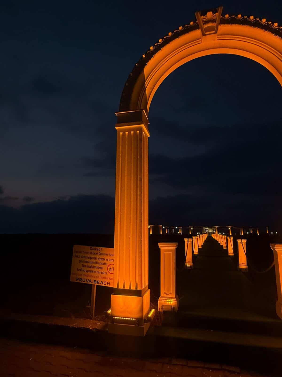 Pruva Beach giriş kemeri