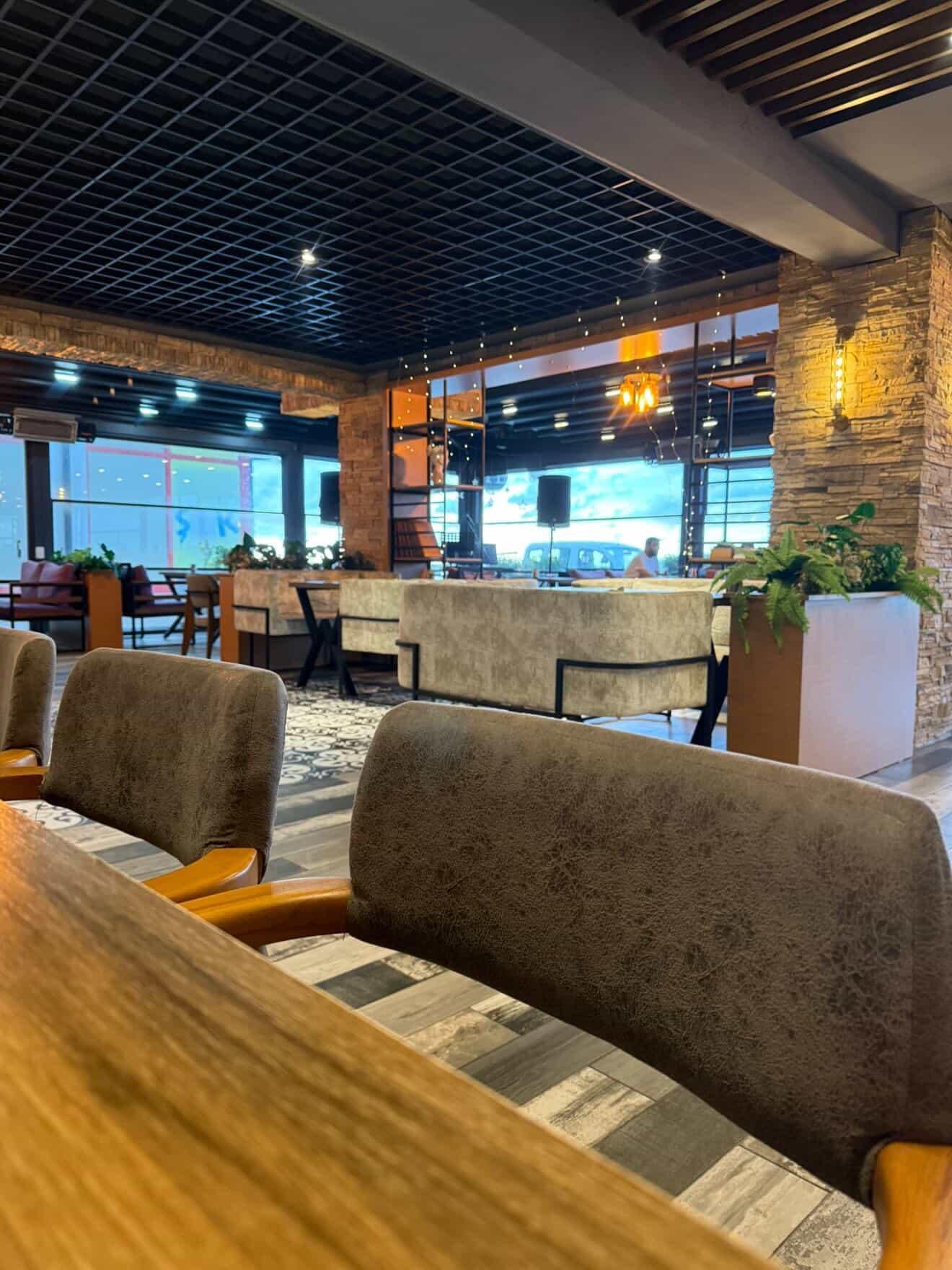 Pruva Lounge oturma alanı ve cam cepheli salon