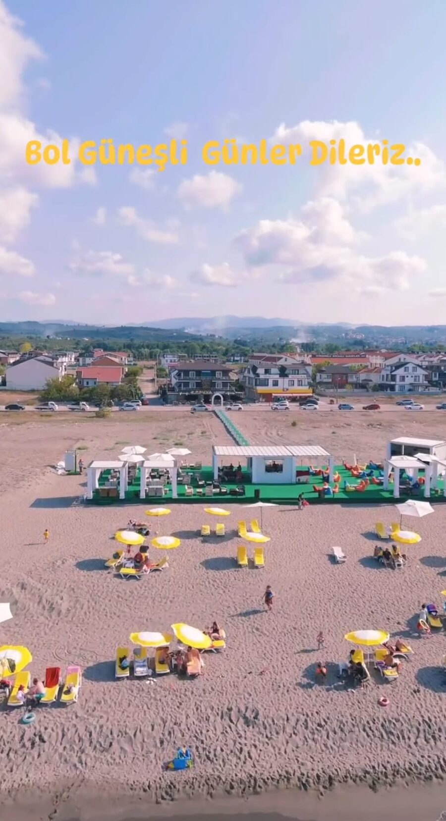Pruva Beach - Sarı şemsiyeli plaj havadan görünüm